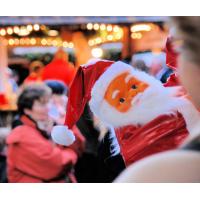 5366_3681 Weihnachtmann mit Bart - Passanten auf einem Markt zur Adventszeit. | Adventszeit  in Hamburg - Weihnachtsmarkt - VOL. 2